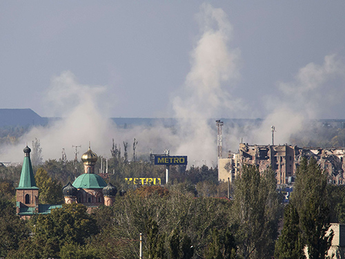 Khói bốc lên dữ dội từ sân bay DonetskẢnh: REUTERS